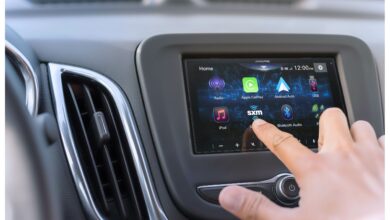 Nueva pantalla táctil Alpine ILX-W670 para automóvil, destacando funciones como Apple CarPlay y Android Auto, integrada elegantemente