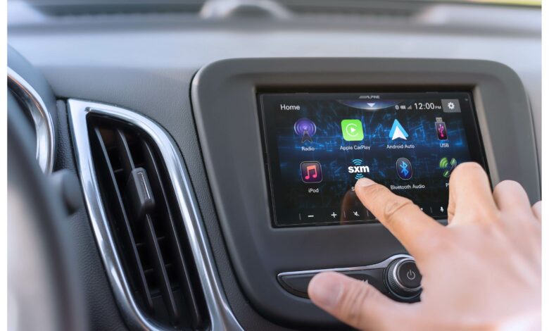 Nueva pantalla táctil Alpine ILX-W670 para automóvil, destacando funciones como Apple CarPlay y Android Auto, integrada elegantemente